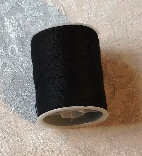 bobine de fil noir