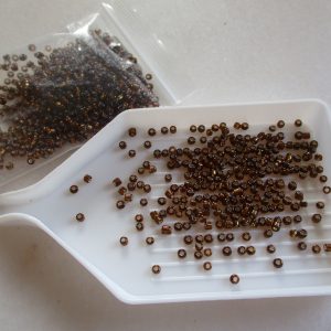 Perles de rocaille marron en verre