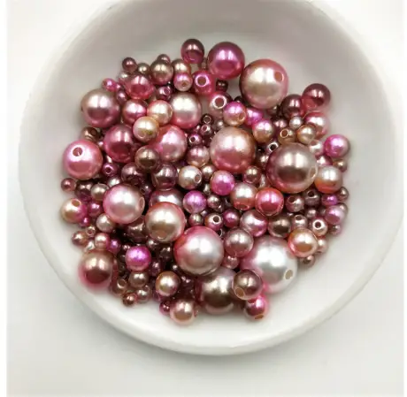 sachet comprenant environ 250 perles de différentes grosseurs pour réaliser des bijoux ou broder des accessoires